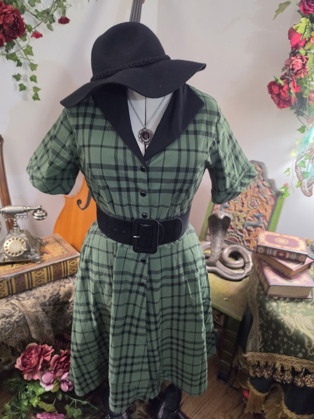 Vintage-Inspired Green Plaid Dress - Picture 3 of 3